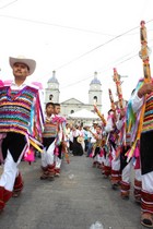 Aspecto del Tradicional Desfile de CARROS ALEGÓRICOS en Honor del Señor del Perdón en Tuxpan, Jal. (2014)