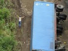 De milagro, trailero sale ileso al caer del puente Ágatas Guadalajara-Colima