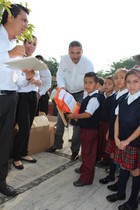 Inicia gobierno municipal de Tuxpan, Jal. entrega de mochilas con útiles escolares
