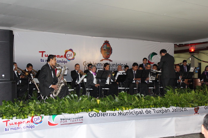 Banda monumental deleita a Tuxpanenses