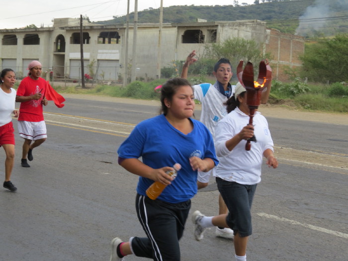 Tradicional carrera de Antorchas Guadalupanas con destino en Tuxpan, Jal