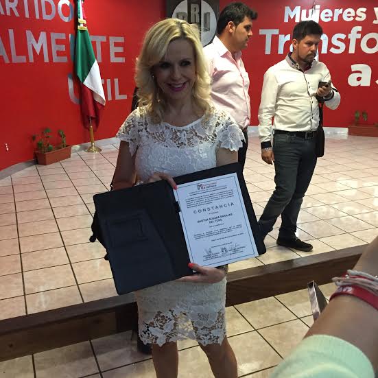 Susana Barajas del Toro  recibe su constancia de candidata a la diputación local por el PRI.