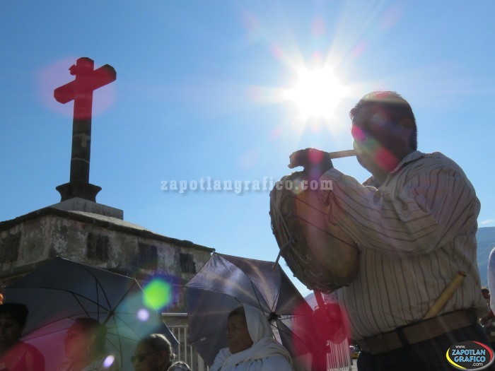 Aspecto del Fenómeno Astronómico cuando la Sombra de la Cruz Atrial de Tuxpan, Jal., entra al Templo