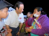 José Luis Orozco convivió y escuchó a los colonos de Cruz Roja