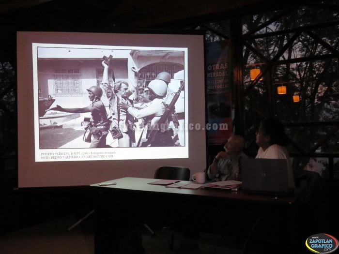 Aspecto de la Conferencia Fotoperiodísmo OTRAS MIRADAS, DISTINTAS HISTORIAS, en Casa Taller Juan José Arreola
