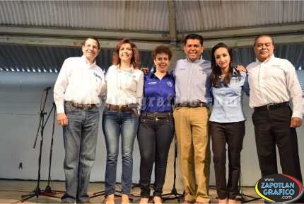 Acompañada de Alberto Cárdenas, Martha Ruth del Toro festejan a las Madrecitas en Zapotlán El Grande