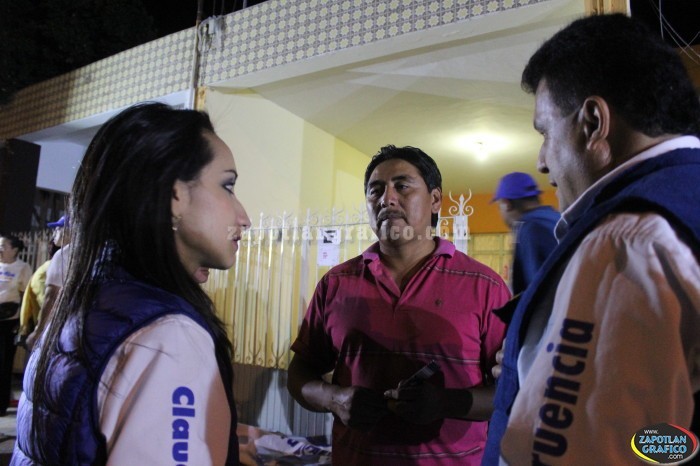 Claudia atiende peticiones de los vecinos en Quintanar y Escobedo