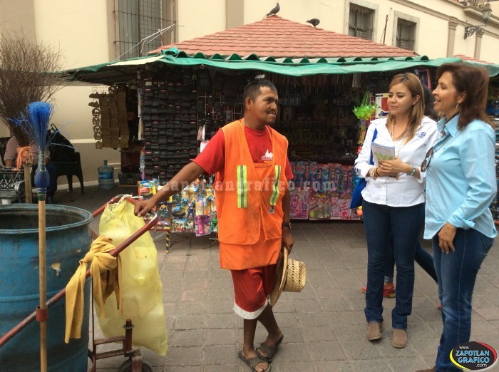 Martha Ruth del Toro visita a Comerciantes y Feria del Libro en el Centro Histórico de Zapotlán