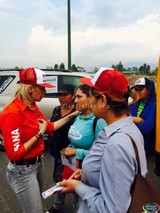 Líderes de opinión, trabajadores del campo y vecinos, dialogan con Susana Barajas