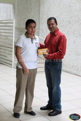 Alcalde municipal realiza entrega de becas en Tuxpan, Jal.