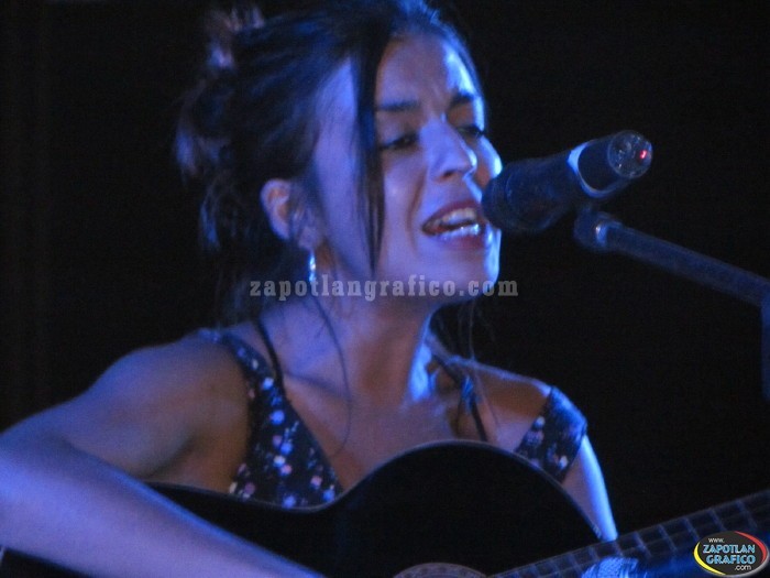 LORENA GALINDO y su Guitarra cautivó al público en el Teatro de la Feria Zapotlán 2015