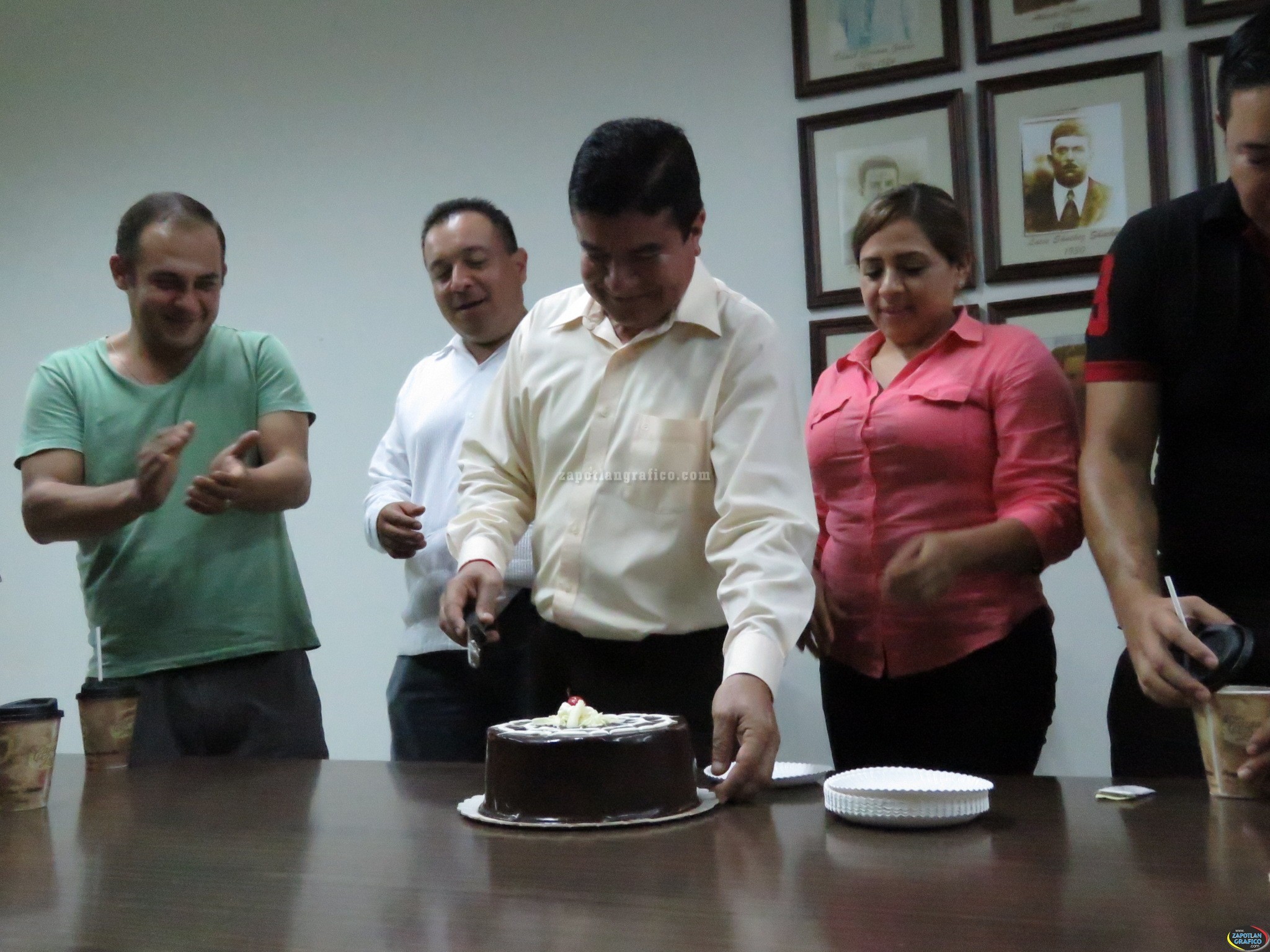 Integrantes del Cabildo de Zapotiltic, Jal. festejan Cumpleaños del Mtro. Rene Santiago Macias