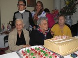 Con alegría familiares y amigos festejan Cumpleaños de la Sra. Elena Contreras Bernardino.