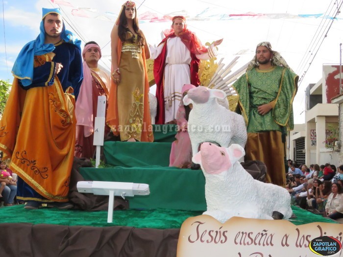 Aspecto del Tradicional Desfile de Alegorías en Honor de la Virgen del Sagrario en Tamazula, Jal.