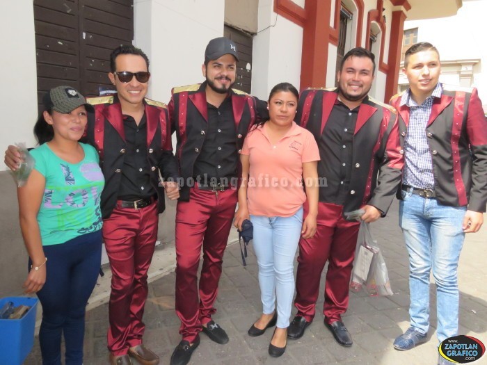 BANDA CENTINELA visitó el Centro Histórico de Zapotlán, regalando Discos y Besos
