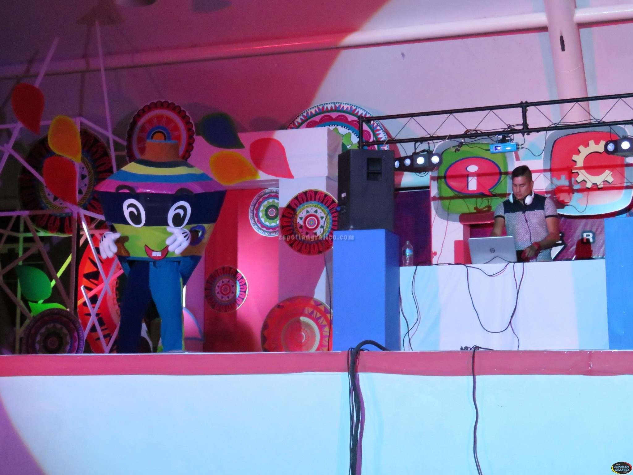 DJ Chris Luevano participando en la Feria Zapotiltic 2016