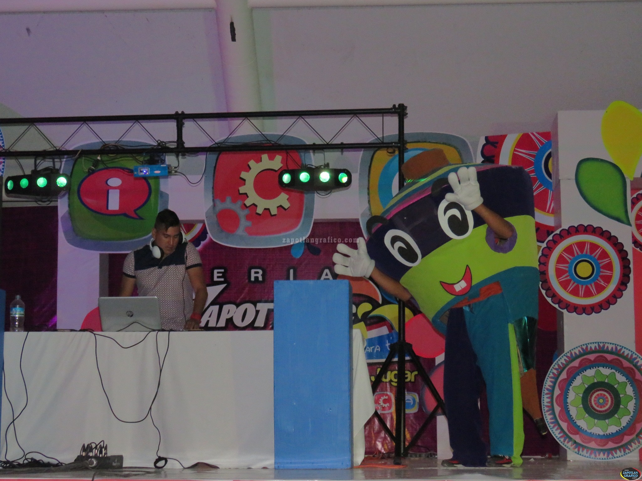 DJ Chris Luevano participando en la Feria Zapotiltic 2016