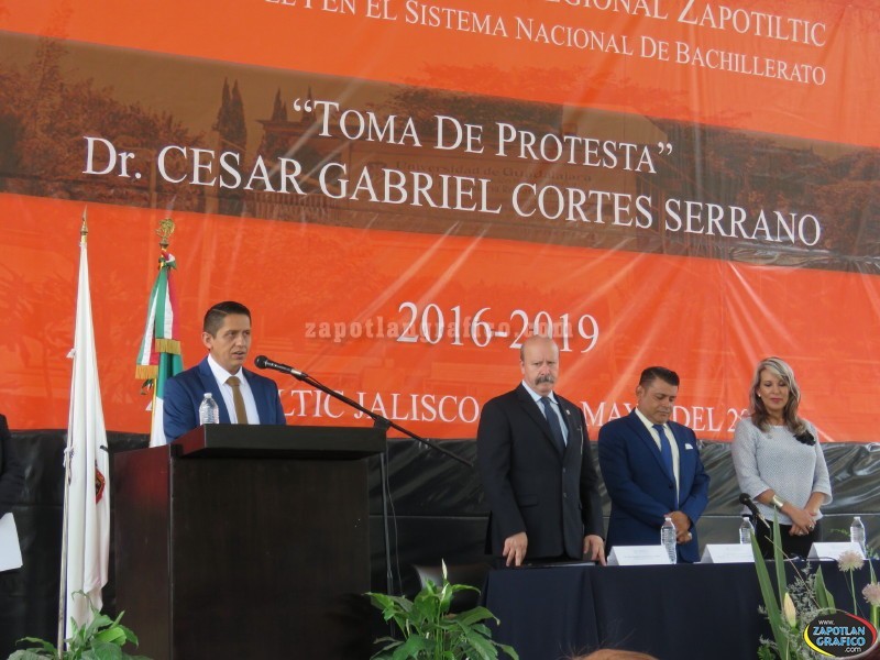 Dr. Gabriel Cortés toma protesta como nuevo director de la Preparatoria Regional de Zapotiltic, Jal.