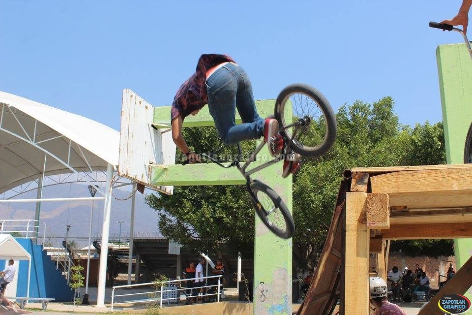Exhibición de Ciclismo acrobático en la Feria Tuxpan 2016