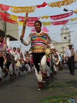 Aspecto del Tradicional Desfile de CARROS ALEGÓRICOS y TRONO en Honor del Señor del Perdón en Tuxpan, Jal.
