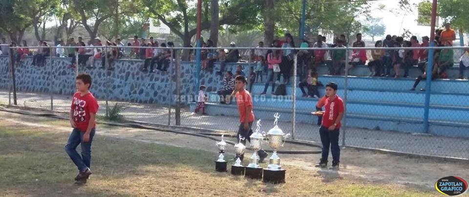 Entregan Trofeo de Campeón al Madero en el Torneo de Futbol Huescalapa Mayo 2016.