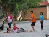 Sin medir las consecuencias los niños disfrutan los días de lluvia en Zapotlán El Grande