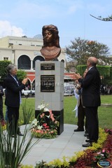 Develan escultura para honrar en su centenario a Consuelito Velázquez
