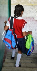 Entregan mochilas y uniformes gratuitos en primarias Emiliano Zapata y Josefina Mejía Jáuregui
