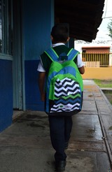 Entregan mochilas y uniformes gratuitos en primarias Emiliano Zapata y Josefina Mejía Jáuregui