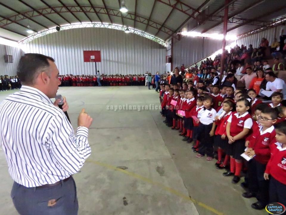Entregan uniformes gratuitos a los alumnos de las primarias “Basilio Vadillo” y “Manuel Ávila Camacho”