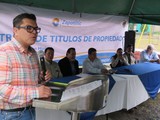 Vecinos del fraccionamiento Benito Juárez reciben Títulos de Propiedad mismos que los acredita como dueños legítimos ante el Registro Público de la Propiedad.