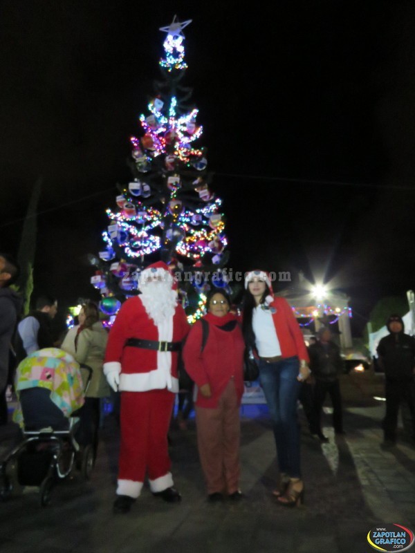 Aspecto del Encendido del ARBOL NAVIDEÑO CANACO Cd. Guzmán, Jal. 2016  con la presencia de Santa Clauss de Zapotlan Grafico