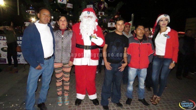 Aspecto del Encendido del ARBOL NAVIDEÑO CANACO Cd. Guzmán, Jal. 2016 con la presencia de Santa Clauss de Zapotlan Grafico
