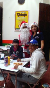 Santa Claus de Zapotlan Grafico visitó TACOS VALENTE y se tomó la Foto con los clientes de la Sucursal en Sayula, Jal.