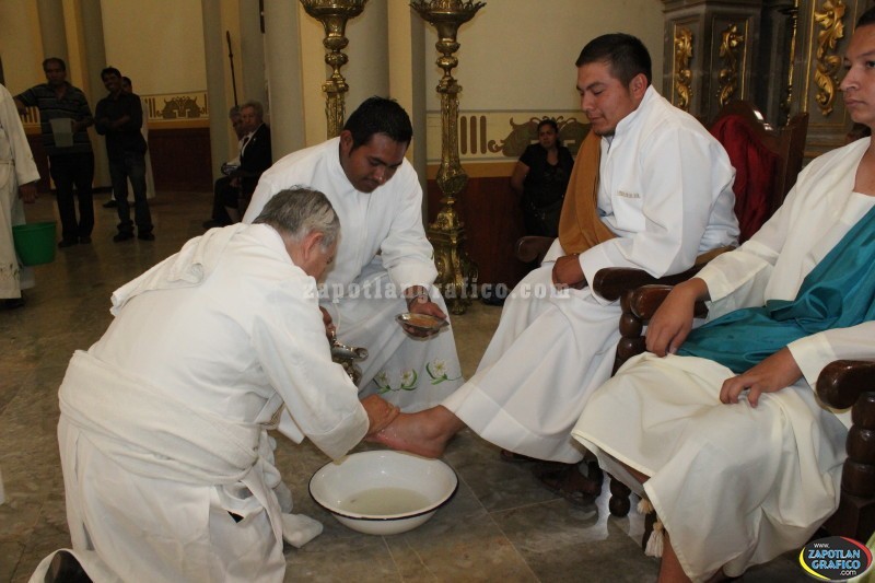 Don Braulio Rafael, Obispo de la Diócesis de Cd. Guzmán, lava los pies de los Apóstoles representados en JUEVES SANTO