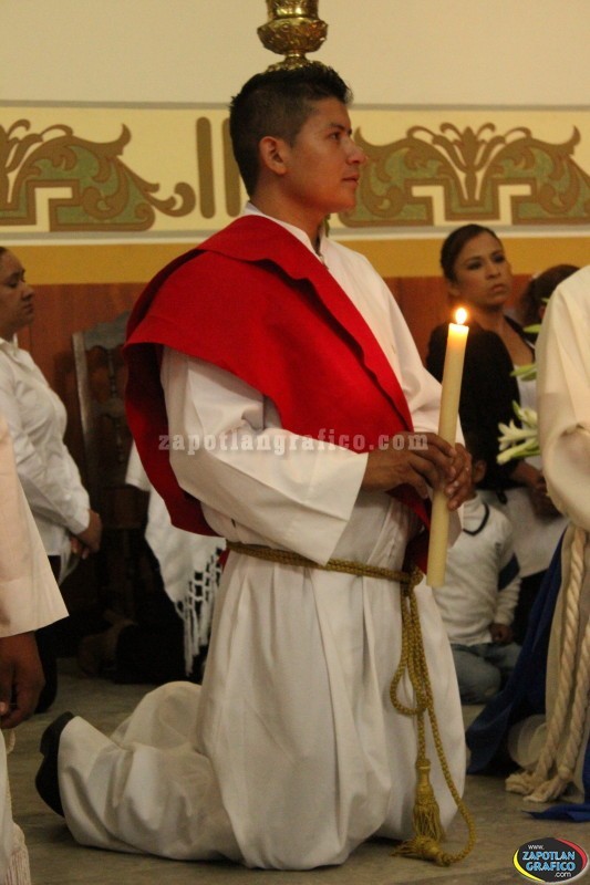 Don Braulio Rafael, Obispo de la Diócesis de Cd. Guzmán, lava los pies de los Apóstoles representados en JUEVES SANTO