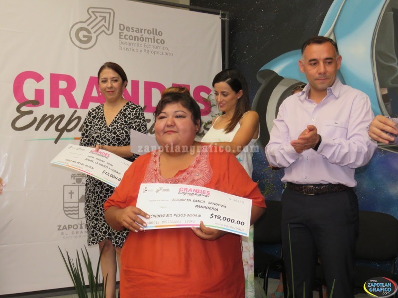 Aspecto de la entrega de Apoyos a Grandes Emprendedoras de Zapotlán El Grande, Jal.