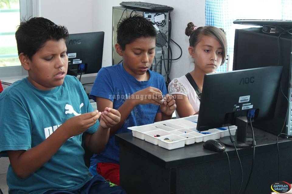 Para que los niños y niñas de Zapotlán aprendan jugando y desarrollen su creatividad, inició el Taller de Robótica en los centros comunitarios de las colonias Teocalli y Lomas de Zapotlán.