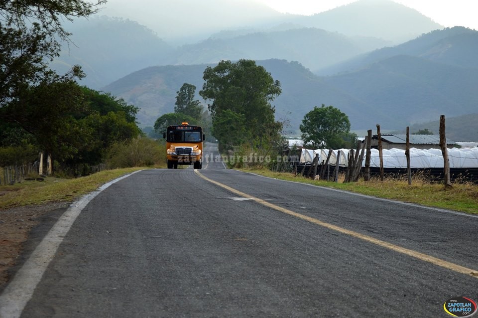 Alberto Esquer entrega Camión Escolar a la Delegación de Atequizayán.