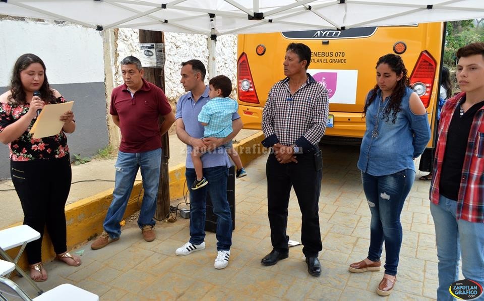 Alberto Esquer entrega Camión Escolar a la Delegación de Atequizayán.