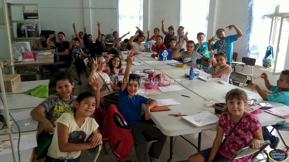 Niños de Zapotlán El Grande, disfrutan su clase de Dibujo en la Col. Solidaridad.