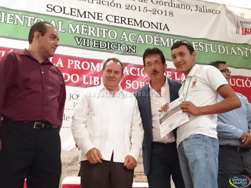 Entregan Reconocimiento  al Mérito Académico Estudiantil a Alumnos de la Preparatoria Regional de Tamazula de Gordiano, Jal.