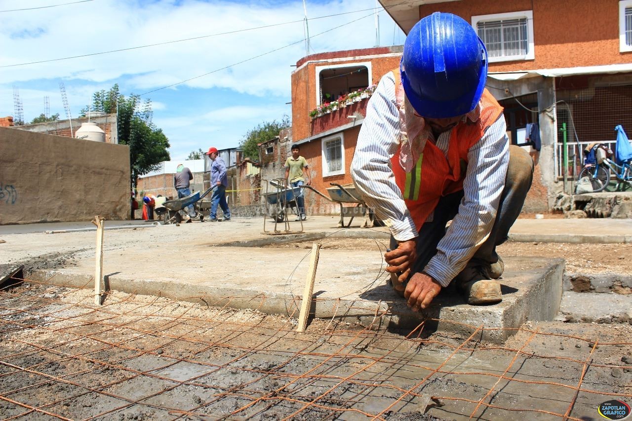 Continúa la construcción del parque lineal sobre el arroyo Los Guayabos que baja por la calle de Santos Degollado en Cd. Guzmán, Jal.