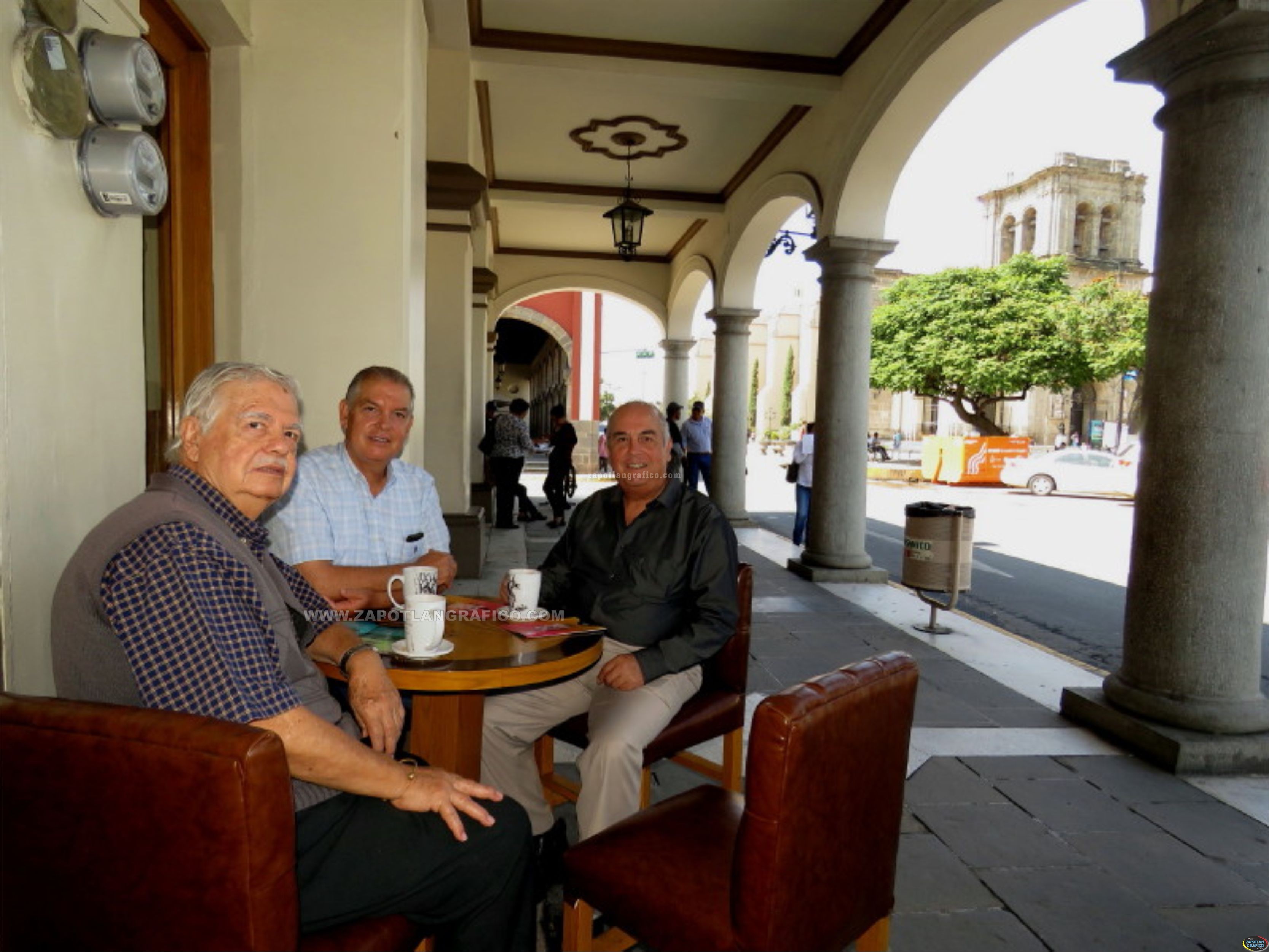 Hermanos González Ochoa, disfrutando un rico café en los portales del Centro Histórico de Zapotlán