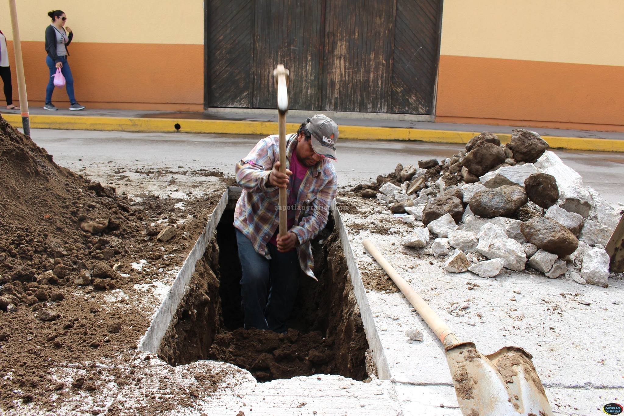 Rehabilitan líneas de drenaje en la calle Reforma de Zapotiltic, Jal.