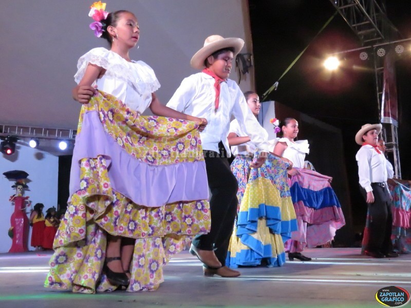 Gran participación de Municipios y Países invitados en el Teatro del Pueblo Colima 2017