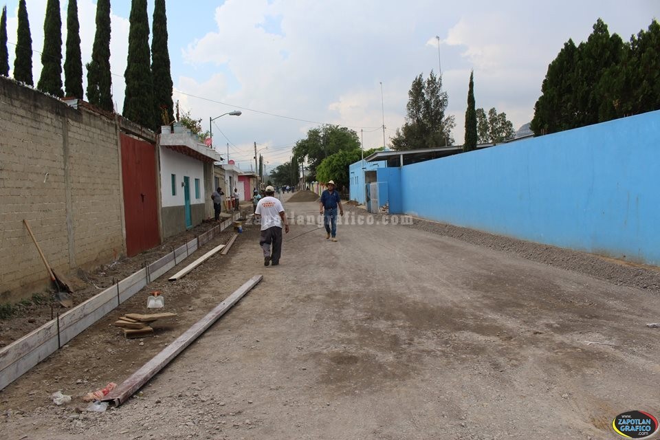 Supervisan los trabajos de pavimentación de la calle Chimalpopoca de la Colonia Lázaro Cárdenas