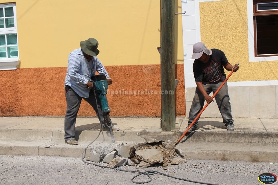 Continúan los avances de pavimentación hidráulica en la calle Amapola de la colonia INFONAVIT