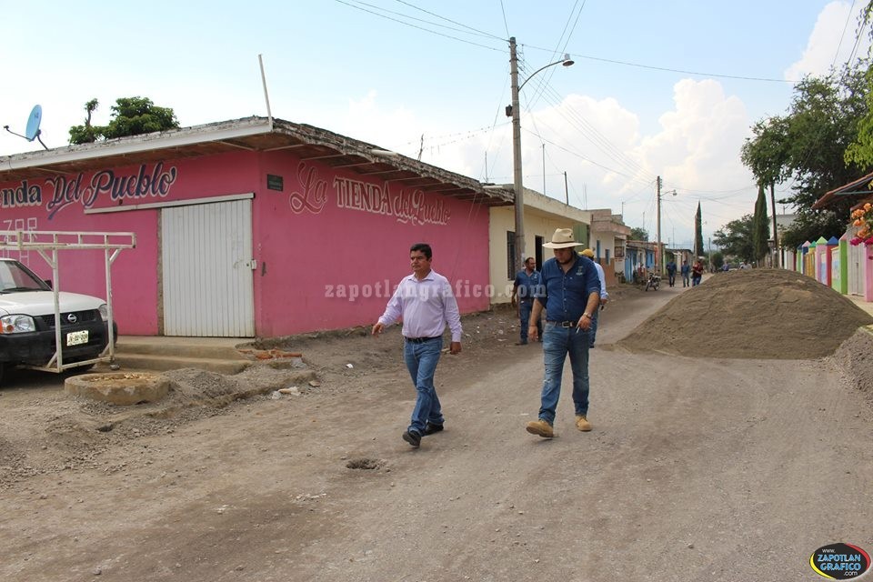 Supervisan los trabajos de pavimentación de la calle Chimalpopoca de la Colonia Lázaro Cárdenas