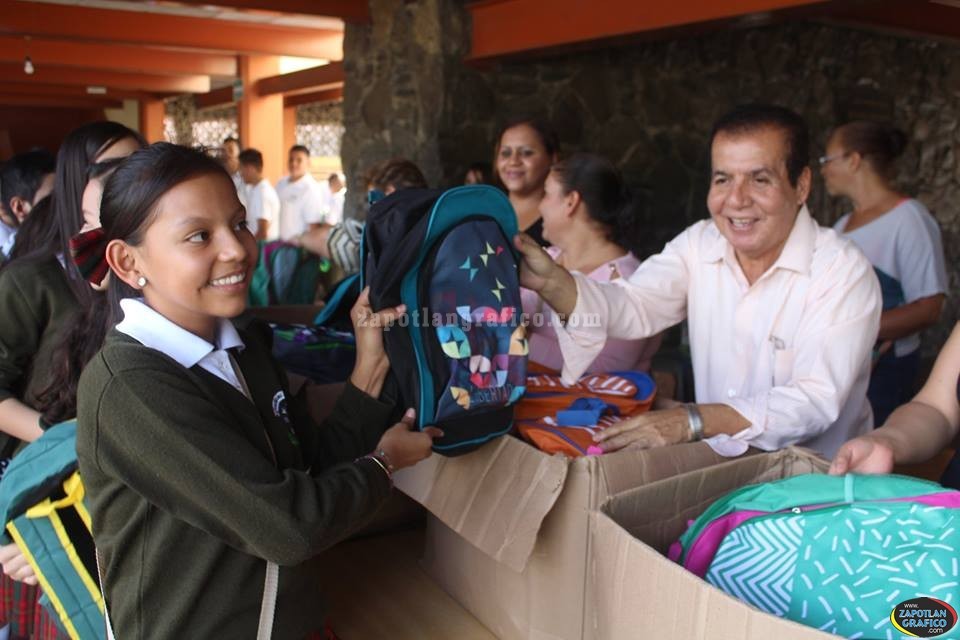 .Continúa la entrega de mochilas escolares en el Municipio de Tamazula de Gordiano.